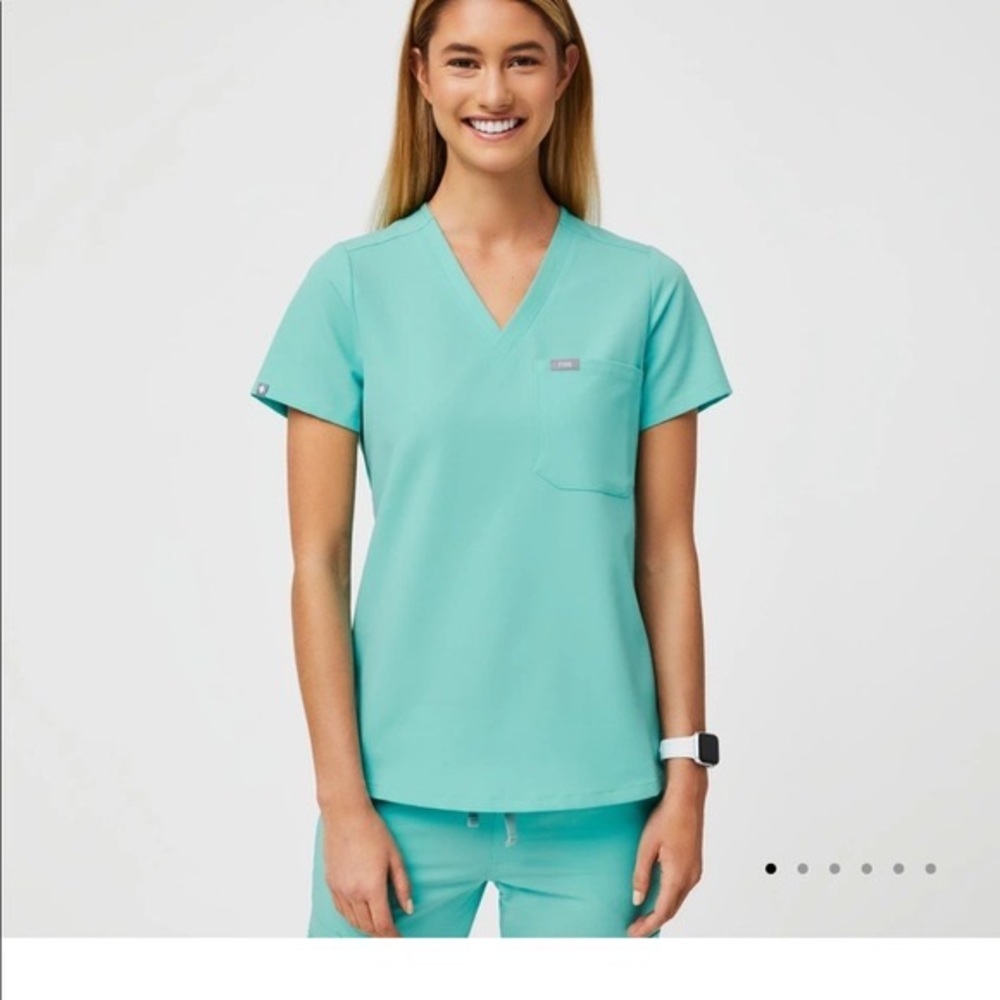 FIGS: Women’s Aqua Catarina One Pocket Scrub Top